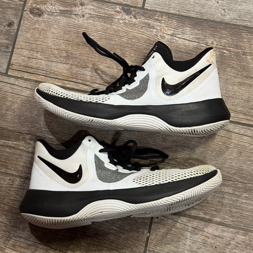 Nikes - Picture 3 of 8